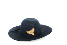 Load image into Gallery viewer, Whale Tail Brooch - Gold
