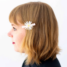 Load image into Gallery viewer, Daisy Hair Clip